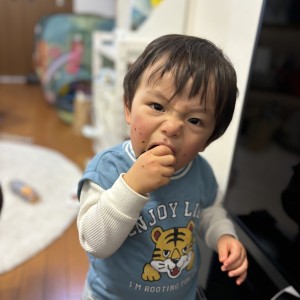 海苔が大好きな息子でよくおねだりしてくるんですが、毎度毎度上あごに海苔が張り付いてこんな顔になります。