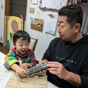 ぱぱが買ってきた海苔で、サラダ太巻きを作りました! 子供は早く巻きたくて、セカセカ。 まだ準備ができてなくて、待てと言うパパ。 なんとか男二人でよいしょぉのかけ声で、上手に巻く事ができました!
