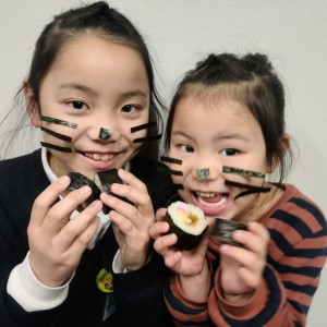 恵方巻きを持ってノリ海苔の姉妹ですー!