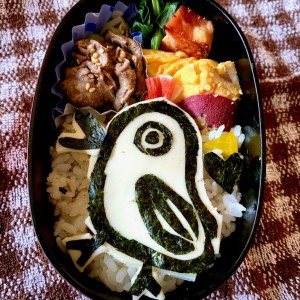 ニワトリを海苔で作りました。
のり弁は、難しいですが、作るのも食べるのも楽しいです。