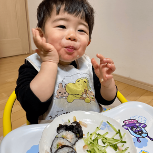 1歳半の息子に節分にエビフライ巻きを作ってあげたら大喜びで、ノリノリのおいしいポーズをしていました。あっという間に食べてしまいました!