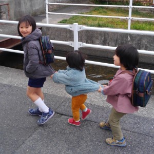 8歳の息子がごはん作りに挑戦。水泳のゴーグルを着けて、玉ねぎをミジンコ切りにしてました。その姿がおもしろかったです。