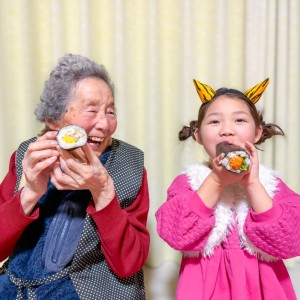 ひいおばあちゃんと並んで恵方巻きを食べたよ!