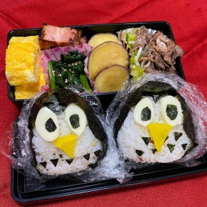 くちばしは、たくあんを付け、フクロウに見える様に大きな目を付けました。せっかく作ったので、ちょっと食べるのがもったいなかったけど、海苔のいい香りとたくあんの食感が良かった😀