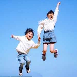 毎日お外で遊んで汗だく、ノリノリな2人。仲良くジャンプした瞬間をパシャリ。