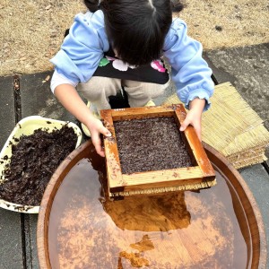 海苔をすき上げているところです。どうやって出来たての海苔を食べるかわくわくしながら、作りました。
