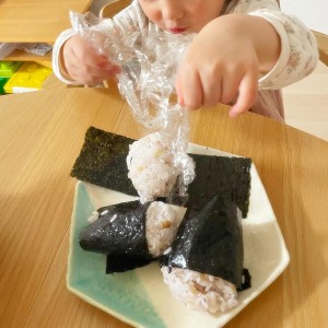 愛を込めてわんぱくに
家族みんなの分のおにぎりを作ってくれています。
