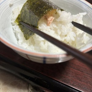 ご飯にのりを乗せて食べるのが好きで、特に写真のように炒り卵を巻くのがおいしいです。
炒り卵をごま油で炒めて作るのがご飯とのりにすごく合うのです。