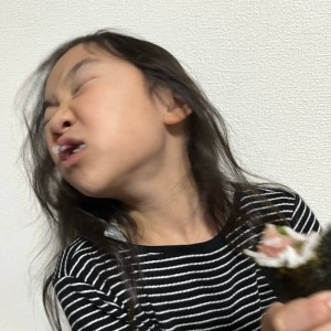 大好きな恵方巻きに豪快にかぶりついてました⭐︎