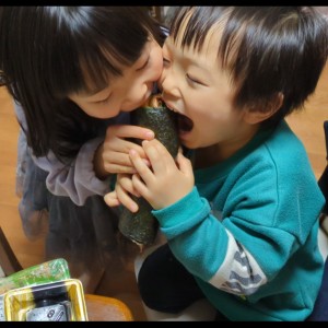 恵方巻きを兄弟一緒に食べてます。今年も元気モリモリ無病息災でいられるように。仲良し兄弟です。