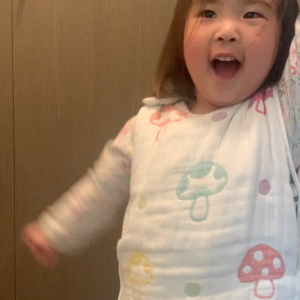 寝る前だというのに寝てくれない!
元気もりもりです!すきなのりはばらのりです。