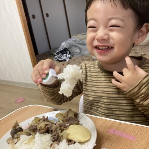毎日の晩御飯のワンショットをとったものです。
おいしいという可愛い顔を撮れたので投稿しました。