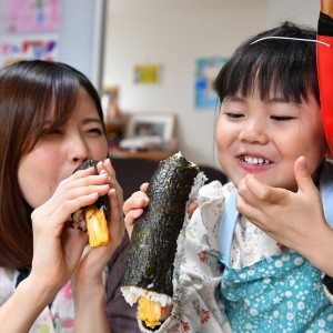 手作りの恵方巻き。具材もはみ出んばかりでおいし~い!!