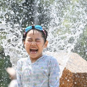 元気もりもりで水遊び。勢いよく出る噴水は、まるで背中から天使の羽が生えたみたい!