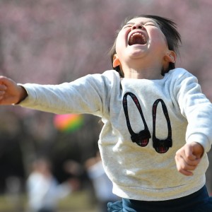 春の訪れがうれしくて、元気もりもりで駆け回ります!
