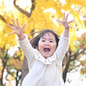 イチョウがきれいな秋の公園で元気もりもり、ダッシュします!