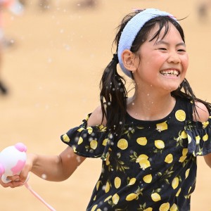 元気もりもり、ウオーターサバゲーで水をかけ合って大はしゃぎ!