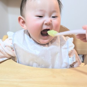 離乳食をはじめて、数週間。
お米が大好きで、スプーンですくうと大きな口を開けてもりもり食べてくれます。そんなお顔を見て、家族みんなつられてお腹が空いちゃいます。笑