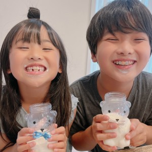 兄妹なかよく牛乳を飲んでいたら
2人とも立派なお髭がついていたので撮った一枚。
本人たちのりのり(笑)沢山のんで元気もりもりー!