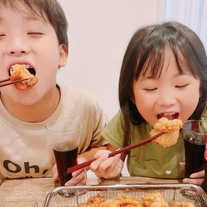 大好きな唐揚げを大きなお口でいただきます。
幸せそうなお顔にほっこり。沢山食べて元気もりもりー!