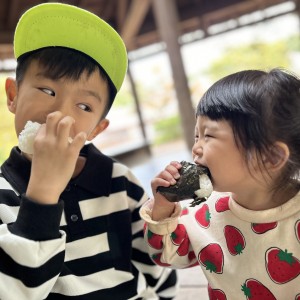 おにぎり食べて、まだまだ遊ぶぞ〜!!
