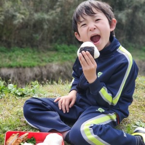畑仕事のお手伝いをしたあとに食べるおにぎりが最高に好き。