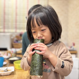 3歳になる娘が初の海鮮太巻きに挑戦っ
大きな太巻きをがぶっと体の小さい娘だけどめちゃくちゃよく食べる!
この日もほぼ完食の太巻き!元気もりもり〜