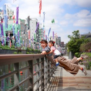 鯉のぼりと一緒に親子で飛んじゃいました。
ふわり空中で鯉のぼり見学♪