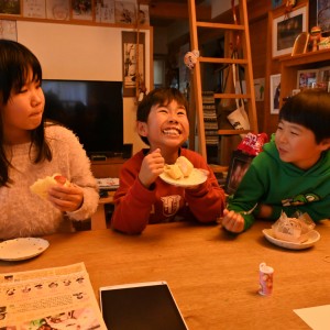 久しぶりに逢った「孫たち」が美味しそうに、ケーキを頬張っています。