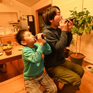 節分の日「恵方巻」を父子並んで美味しそうに食べています。
