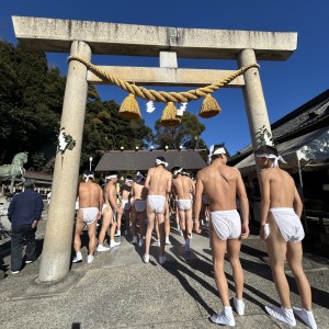 厄年の人を中心とした寒中の中、海へ入り終わって帰る姿が元気そのもの。