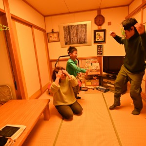 節分の日、鬼をめがけて豆を投げつける息子に母親は嬉しいやら、恥ずかしいやら。