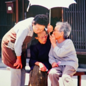 元気なお年寄りの楽しいおしゃべりのひとときです❗