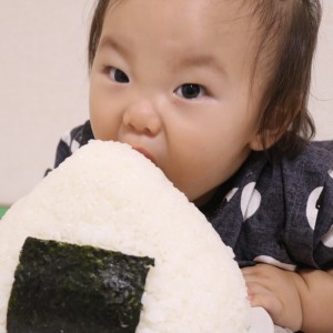 大きな握り飯を食べて元気モリモリ!