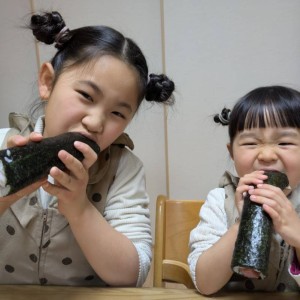 お姉ちゃんが節分のお寿司を丸かぶりに挑戦したら妹も負けじとかぶりつきました。全部食べる事出来るかな?