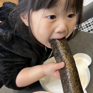 大好きな海苔巻き。かぶりついて、全部完食です。元気もりもりです