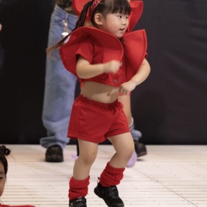 3歳にしてダンスの初舞台です。
元気いっぱい、元気もりもり。とても上手に踊れました