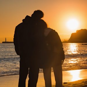 鎌倉の七里ガ浜で夕日を見つめていた、外国から来たカップルのひとときです。江の島に沈んでいくやわらかな光の中で、ふたりが寄り添いながら同じ景色を見ている姿に、自然と心が温かくなりました。しあわせって、特別な瞬間だけじゃなくて、こうして何気ない時間を共にすることにもあるのだなあと感じた一枚です。