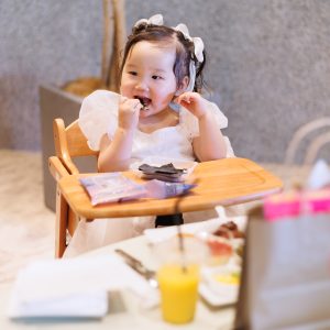 パパとママの結婚式。当時2歳の娘は大好きな味付け海苔を持参!披露宴中に美味しそうに食べてました♪この事をパパとママが知ったのはカメラマンからの写真データを貰った時。大爆笑して家族みんな笑顔になりました^_^