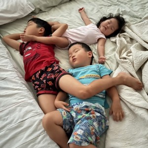 6歳、3歳、1歳の三人兄弟です。寝相が悪くてゴロゴロ転げ回りますが何となくお互いに触れ合うと安心して寝ています。