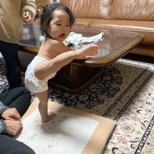 1歳の孫娘はまだ歩けませんが、身体が柔らかく何かにつかまって足を上げるのは得意です。