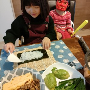 長女が海苔巻している後ろで次女が見てます…!
