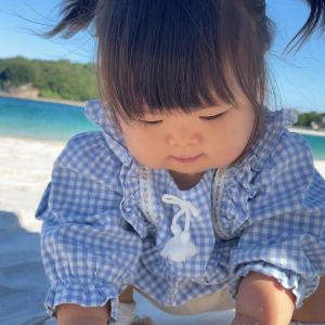 旅行で初めて来た海。さらさらな砂を触って大喜び!
海にもちょっと触ってびっくりしながらも喜んでた。とってもいい思い出。