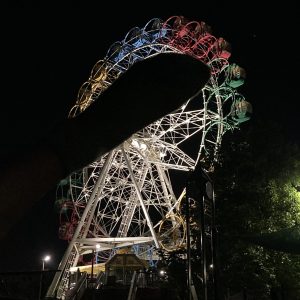 高校の卒業式の夜、観覧車のあるいつもの公園で友達と泣きながら夜を明かした。ふと、今まで当たり前だった観覧車の景色を収めていなかったことに気づき、写真を撮った。邪魔をする友だちの足が映り込んだ。ずっと続いてほしかった、幸せ。