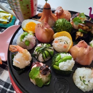 手まり寿司を様々な具材を織り込んで作り、可愛い息子の笑顔をイメージして作った作品です。