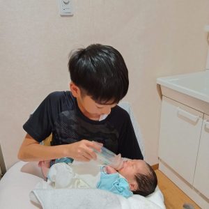 ずっと一人っ子だったけど、このたびお兄ちゃんになりました。
ずっと待ってたよ
ミルクたくさん飲んで赤ちゃんもお兄ちゃんも大きくなあれ