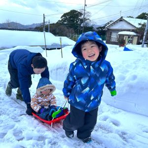 大雪の中、弟をソリに乗せて冒険に出発!