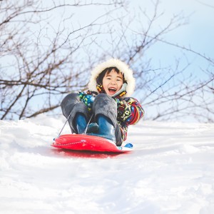 子供は雪が降って大喜び。ソリ遊びを楽しんだ時の一枚です。