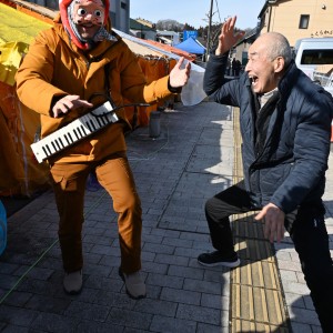 「ダルマ市」の日、ひょっとこ踊りを披露するため、店頭裏で本気モードで練習中。
