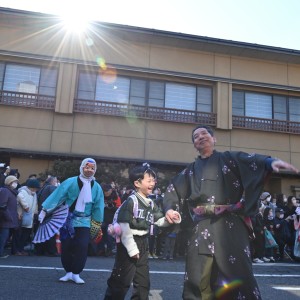 歩行者天国で「ひょっとこ踊り」をみんなに披露。観るほうも、踊るほうもたくさん元気をもらっていました。